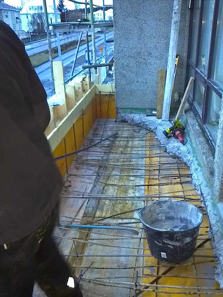 Steypustyrking og mót á svölum í smíðum.