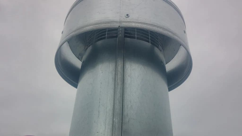 Nærmynd af málmhettu á loftunartúðu.