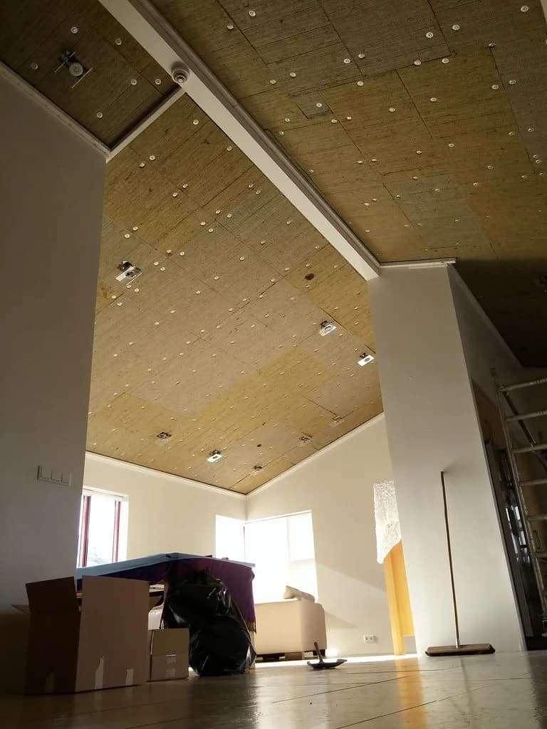 Einangrað loft með festingum áður en loftadúkur er settur upp.
