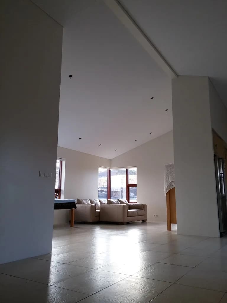 Frágengið hvítt loft með innfelldum ljósum í stofu.