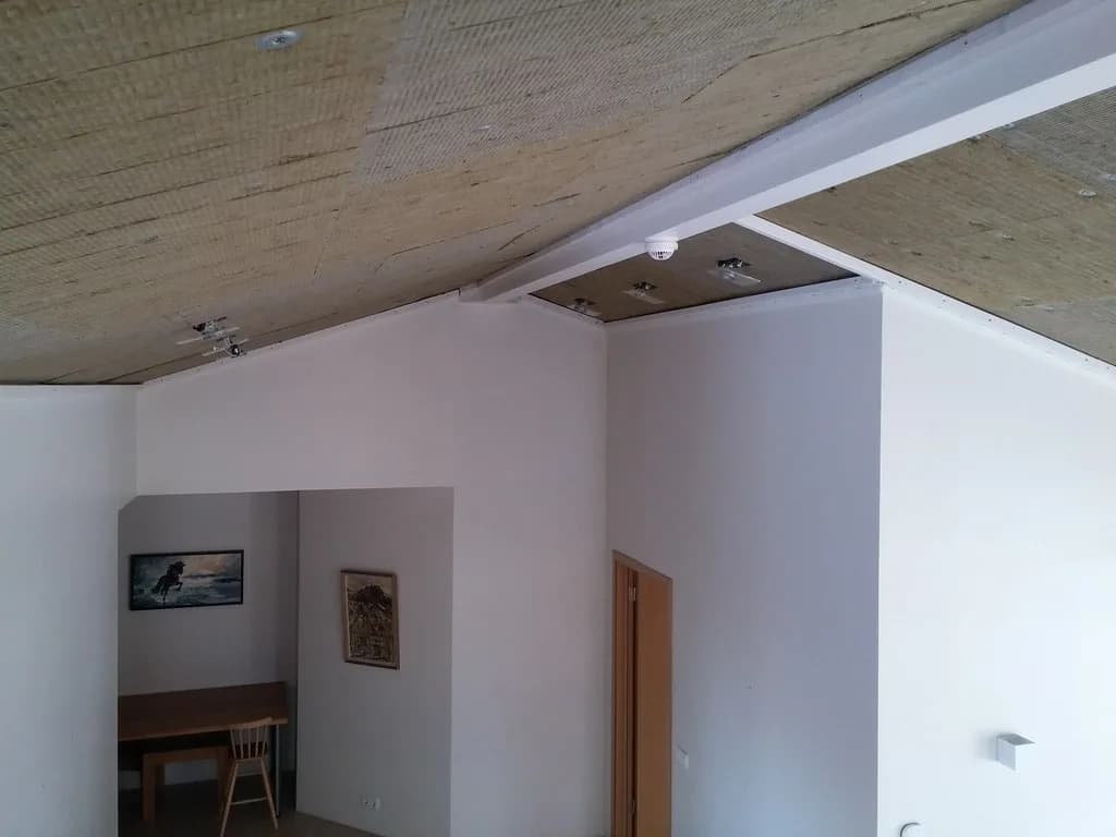 Einangrun í lofti áður en það er klætt loftadúk.