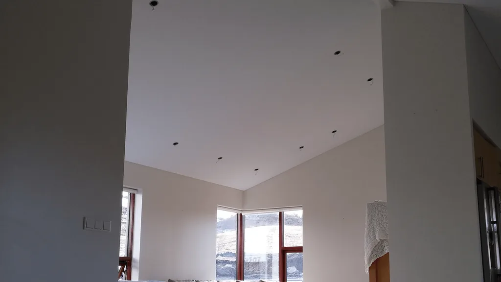Frágengið hvítt loft með innfelldum lýsingaropum.