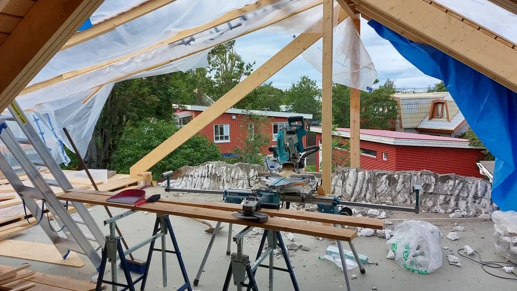 Sperrur og vinnuborð í nýrri hæð við Hvammsgerði 4.