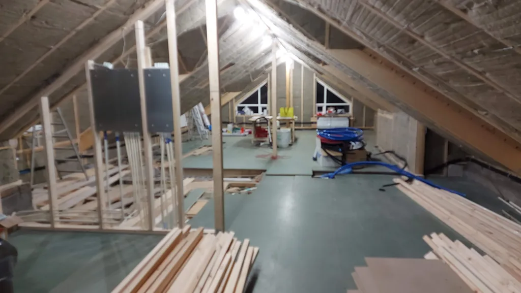 Opnar timburgrindur og einangrað loft í nýrri hæð.