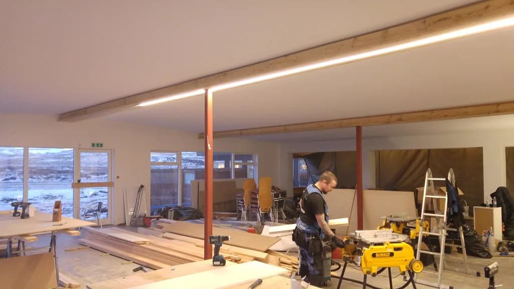 Smiður vinnur við innréttingar í verslun Gullfosskaffis.