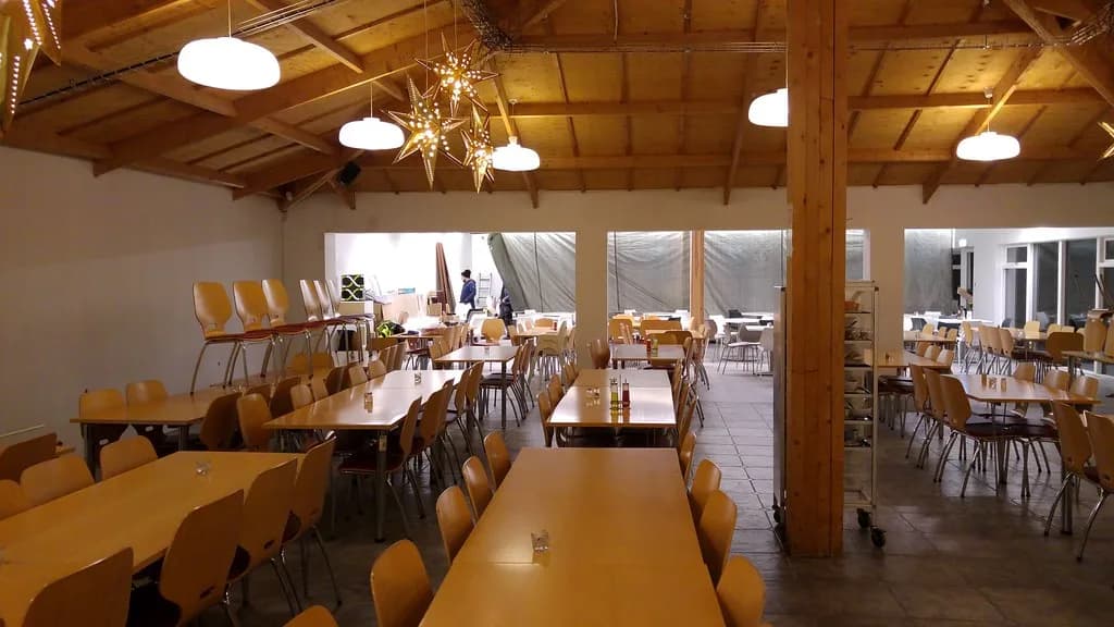Borð og stólar í viðarklæddu veitingarými Gullfosskaffis.