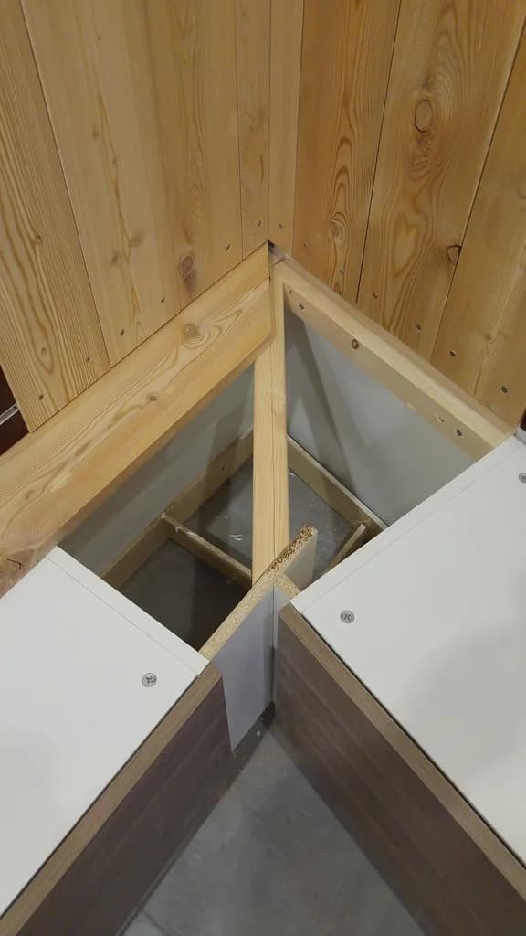 Innri timburgrind og stoðir sérsmíðaðrar innréttingar.