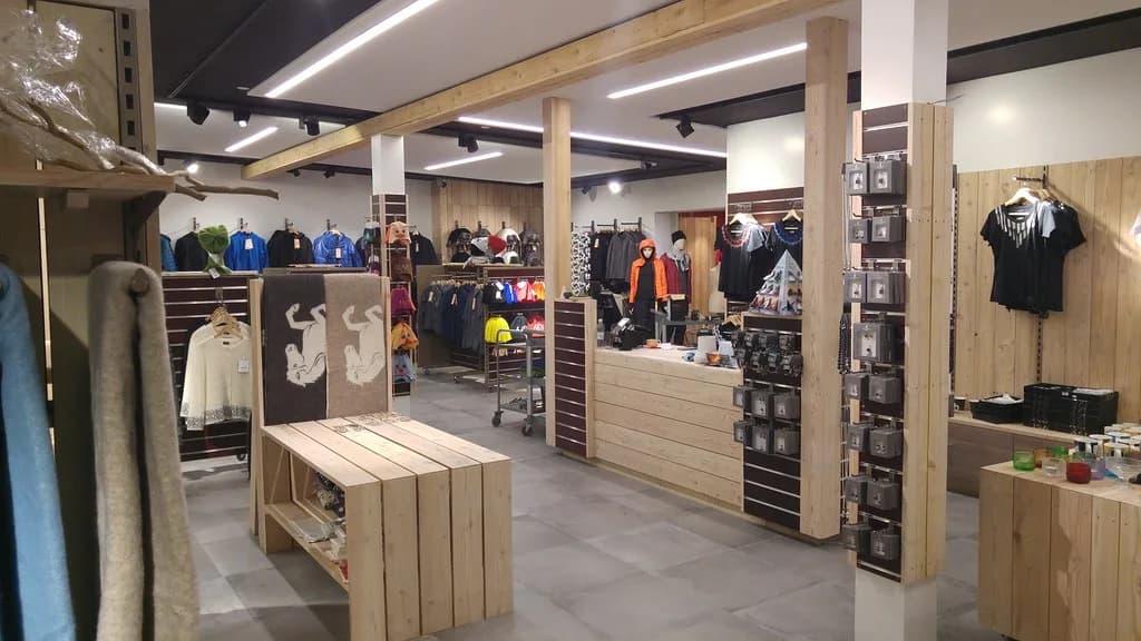 Verslun Gullfosskaffis með sérsmíðuðum viðarinnréttingum.