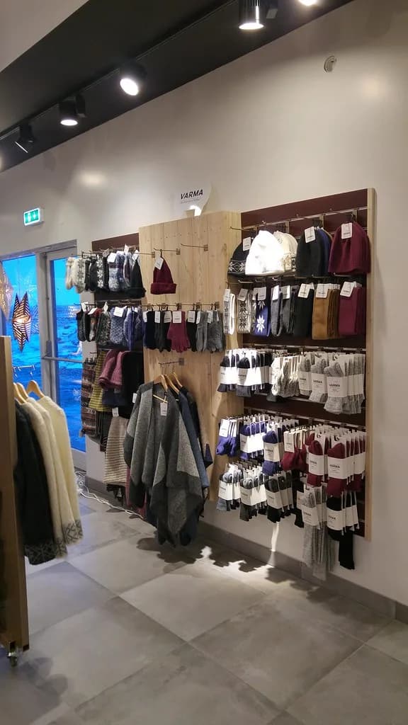 Vörur á viðarklæddum verslunarvegg.