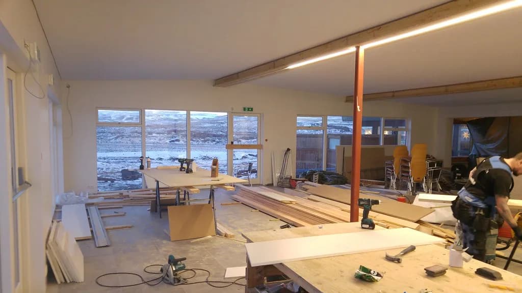Verslunarrými í endurbótum með verkfærum og timburefni.