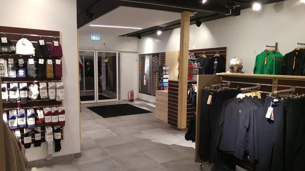 Frágengin verslun með viðarinnréttingum og flísalögðu gólfi.