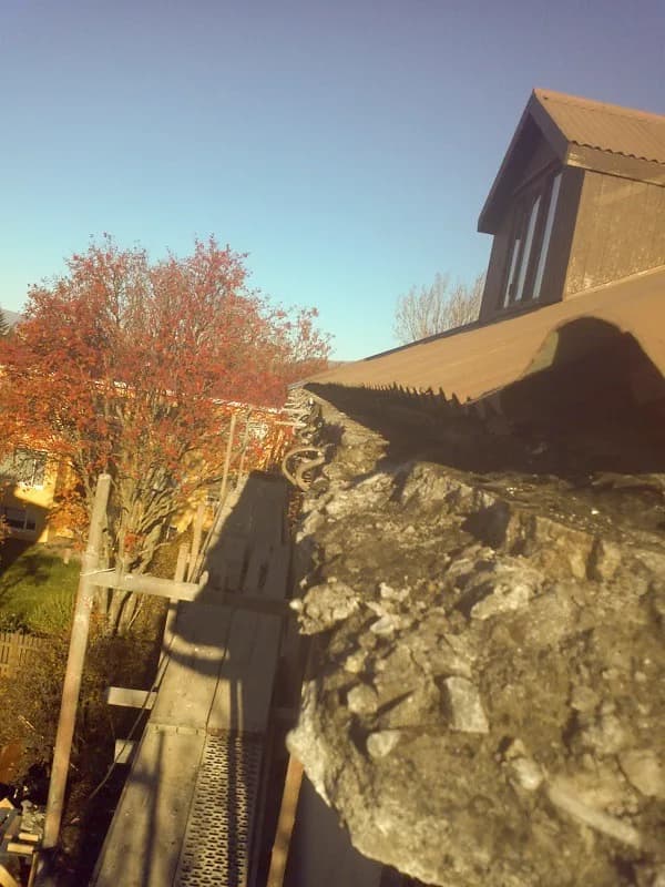 Skemmdur þakkantur með sýnilegri einangrun og timbri.