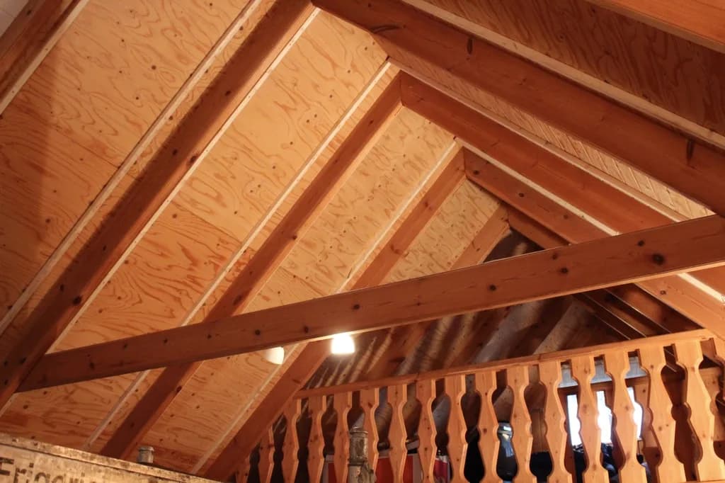 Gamalt timburloft og handrið svefnlofts.