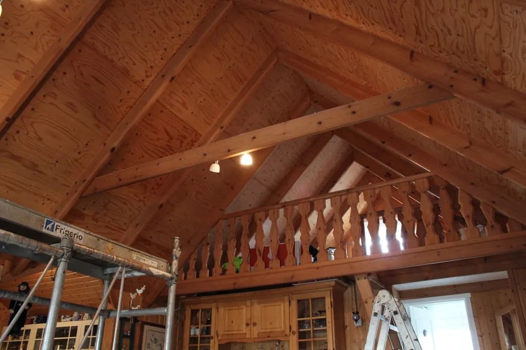 Timburklætt loft og svefnloft fyrir endurnýjun klæðningar.