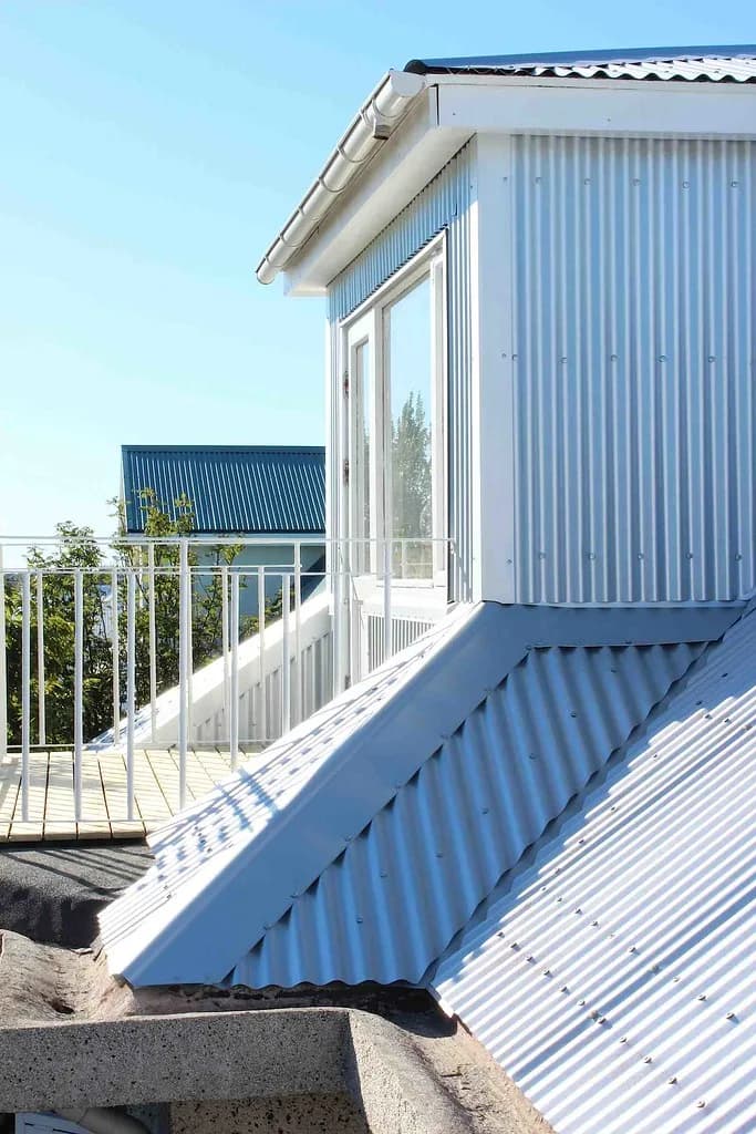 Gluggakvistur með málmklæðningu og svölum.