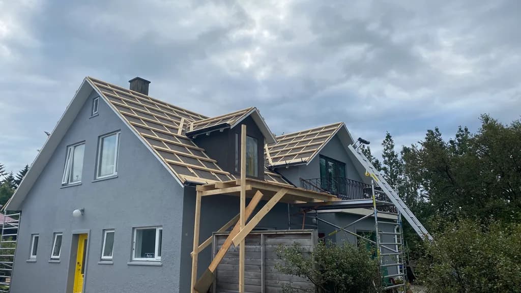 Þak í endurnýjun með sýnilegum timburlektum og vinnupöllum.