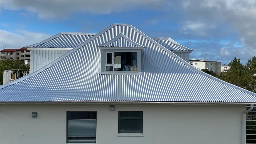 Stór gaflkvistur og nýtt ljóst báruþak.